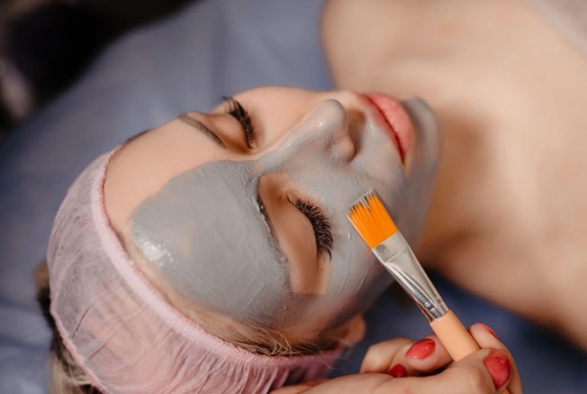 Глиняна, тканинна чи кремова — яку маску обрати саме тобі